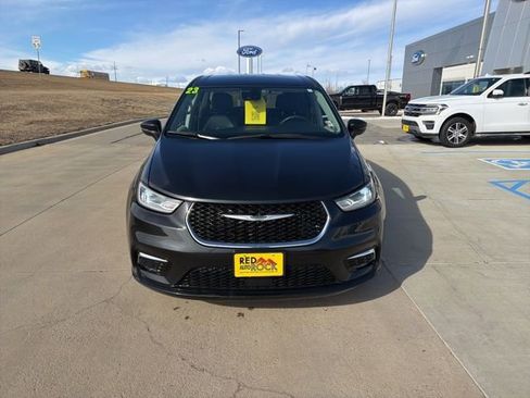 Used 2023 Chrysler Pacifica Touring-L image 8