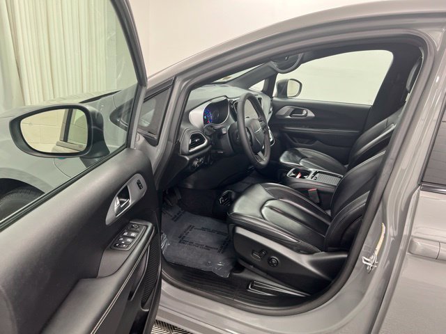 Used 2023 Chrysler Pacifica Touring-L w/ S Appearance Package FWD image 12