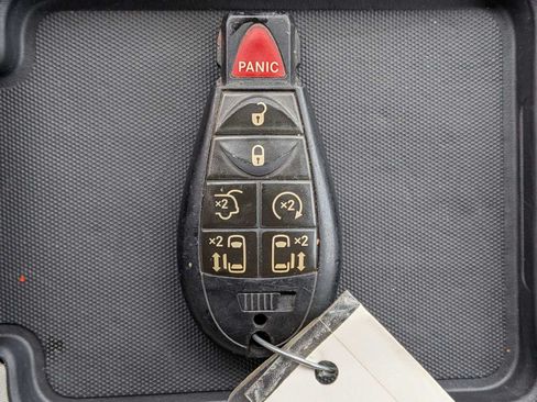 Used 2016 Chrysler Town & Country Touring-L FWD image 32
