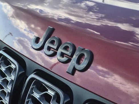 Used 2017 Jeep Grand Cherokee Altitude AWD/4WD image 13