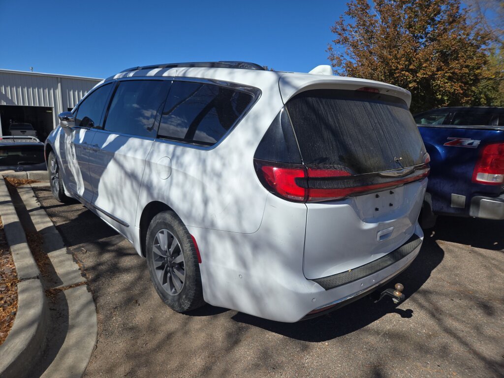 Used 2021 Chrysler Pacifica Limited w/ Uconnect Theater Family Group FWD image 3
