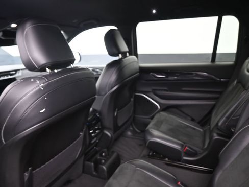 Used 2021 Jeep Grand Cherokee L Laredo image 2