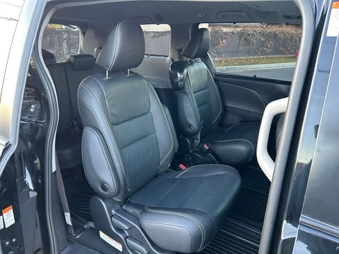 Certified 2020 Toyota Sienna SE image 27