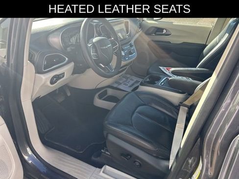 Used 2022 Chrysler Pacifica Touring-L image 11