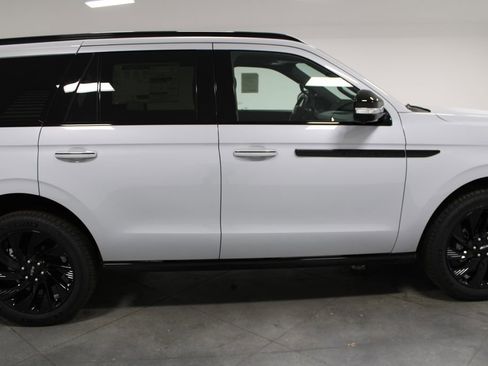 New 2025 Lincoln Navigator Reserve w/ Jet Appearance Package image 10