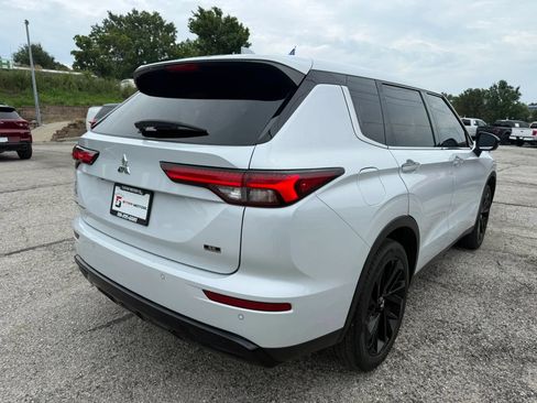 Used 2024 Mitsubishi Outlander SE Black Edition FWD image 3