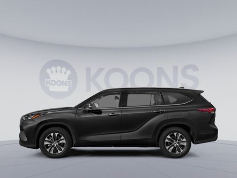 Used 2021 Toyota Highlander XLE AWD/4WD image 4
