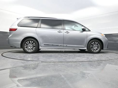 Used 2018 Toyota Sienna XLE FWD image 35
