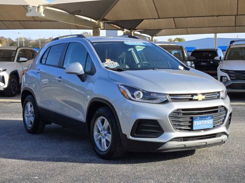 Certified 2022 Chevrolet Trax LT w/ LT Convenience Package image 3