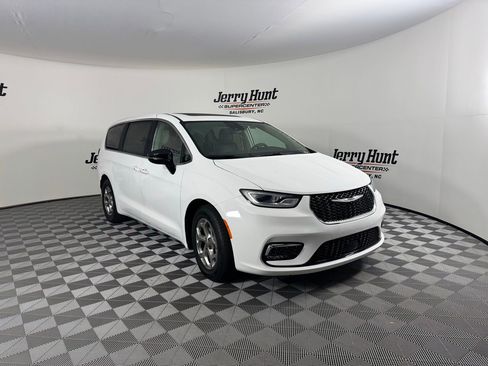 Used 2024 Chrysler Pacifica Limited image 7