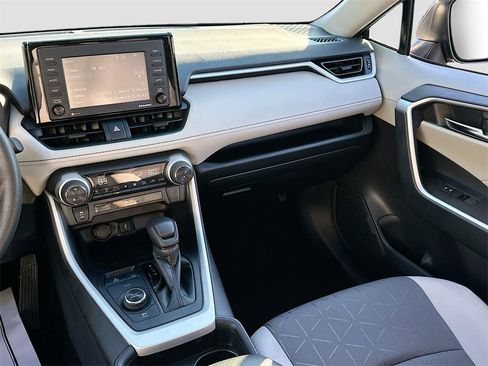 Used 2021 Toyota RAV4 XLE image 18