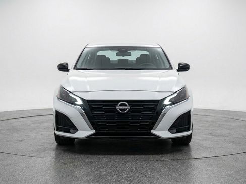 Used 2025 Nissan Altima 2.5 SV FWD image 2