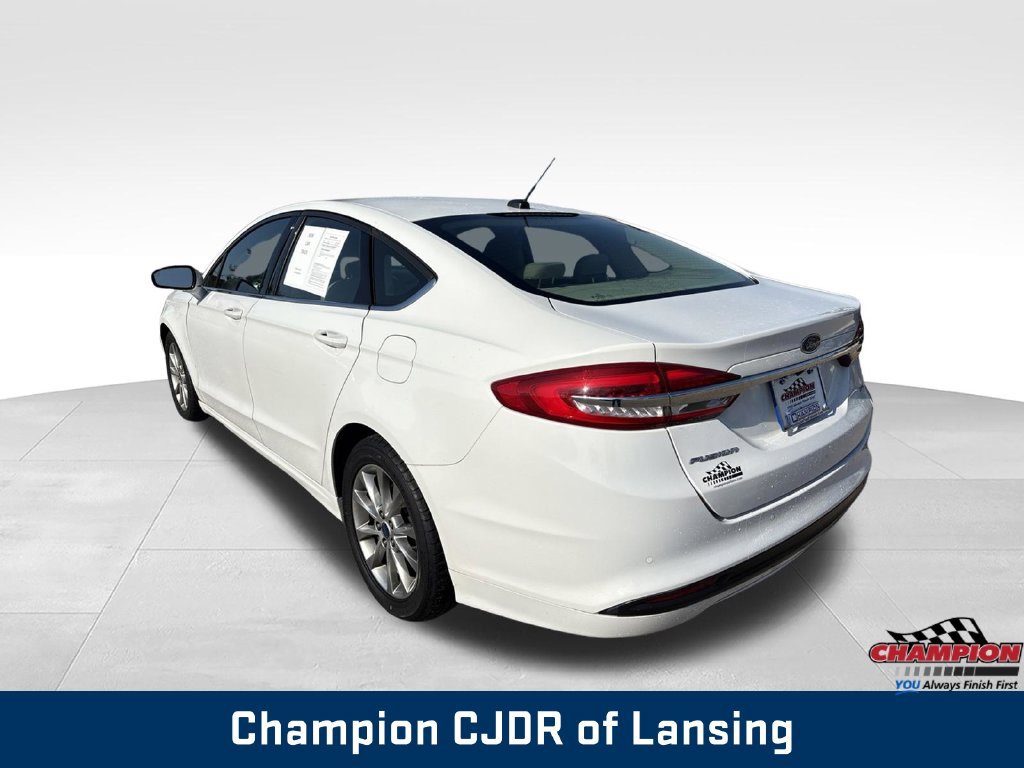 Used 2017 Ford Fusion SE FWD image 5