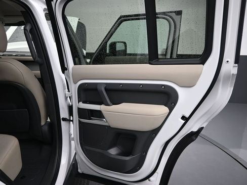 Used 2022 Land Rover Defender 110 SE AWD/4WD image 13
