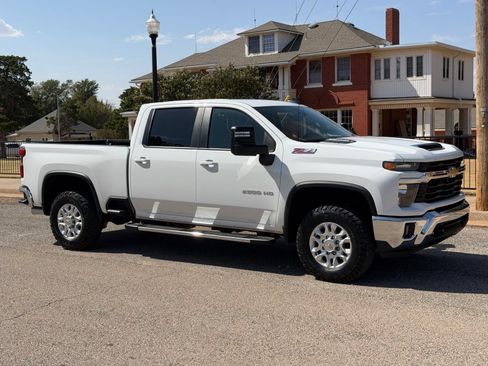 Used 2025 Chevrolet Silverado 2500 LT AWD/4WD image 2