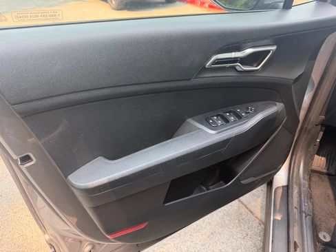 Used 2025 Kia Sportage LX FWD image 11