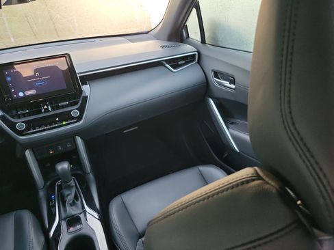 Used 2024 Toyota Corolla Cross SE image 17