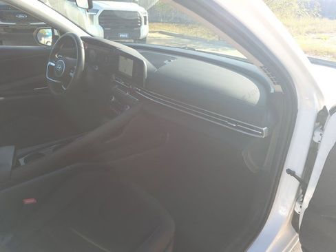 Used 2025 Hyundai Elantra SEL image 22