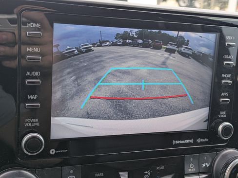 Used 2021 Toyota Highlander XLE FWD image 26
