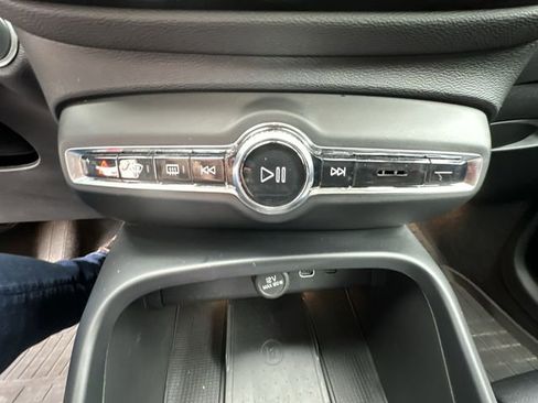 Used 2023 Volvo XC40 B5 Plus w/ Climate Package image 15