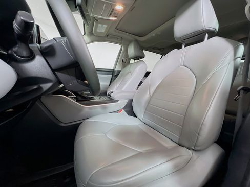 Used 2023 Toyota Highlander XLE image 11