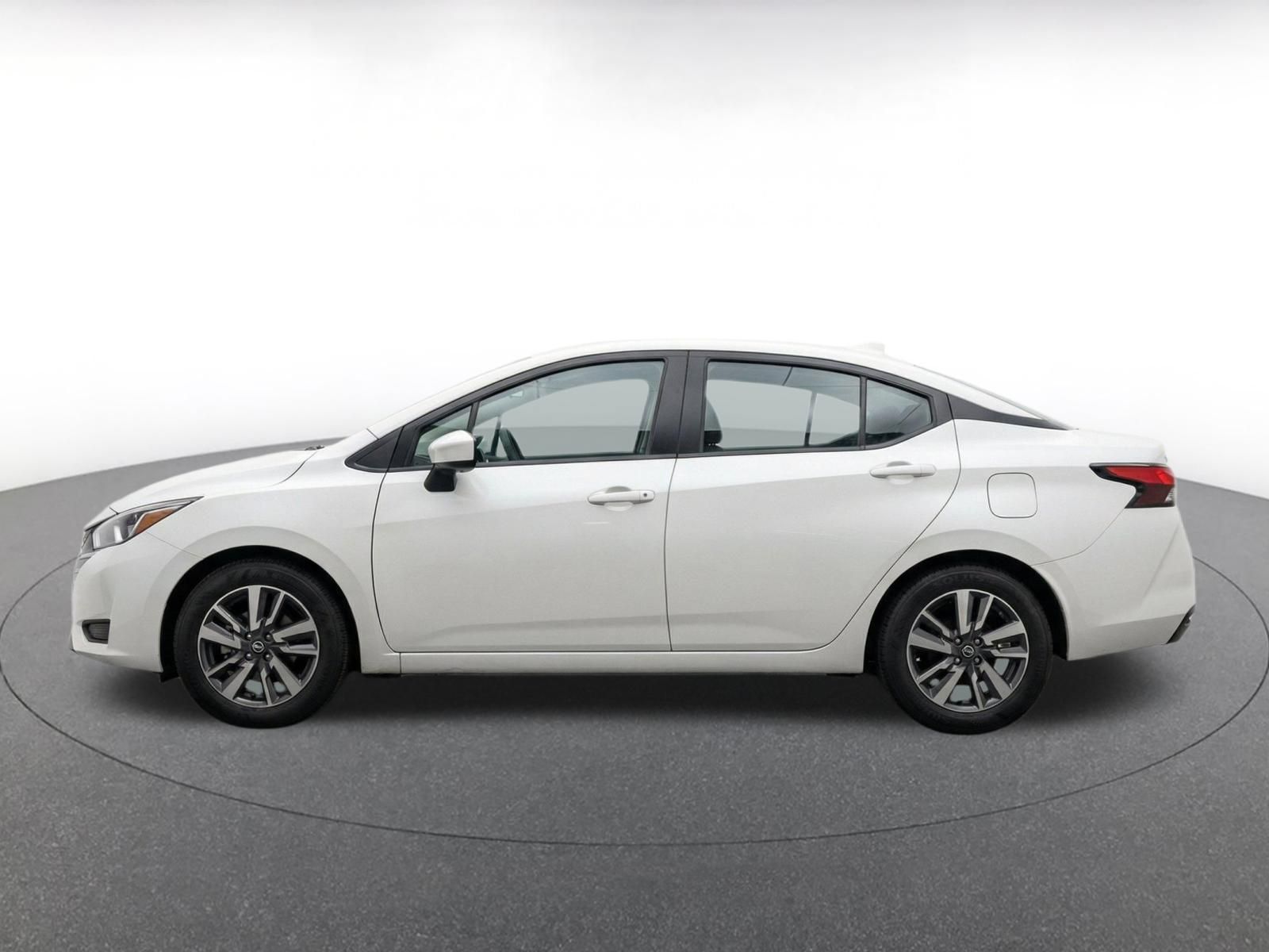 Used 2025 Nissan Versa SV FWD image 4