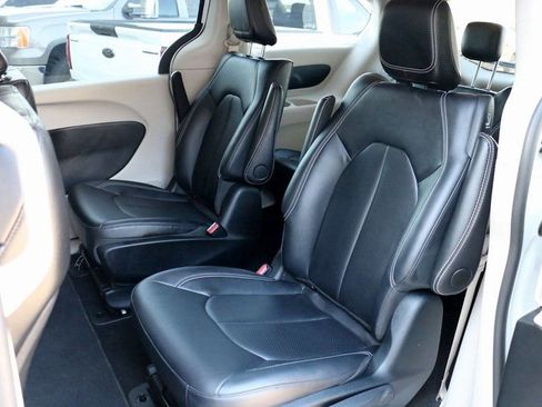 Used 2024 Chrysler Pacifica Select image 24