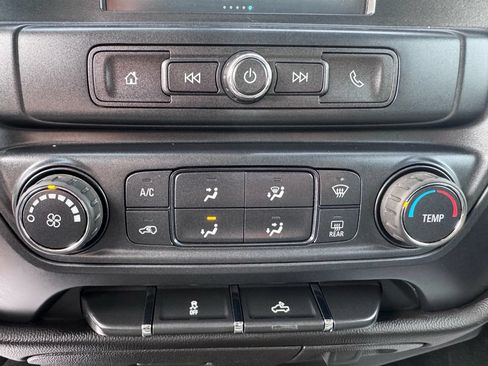 Used 2018 Chevrolet Silverado 1500 Custom w/ Custom Value Package AWD/4WD image 21