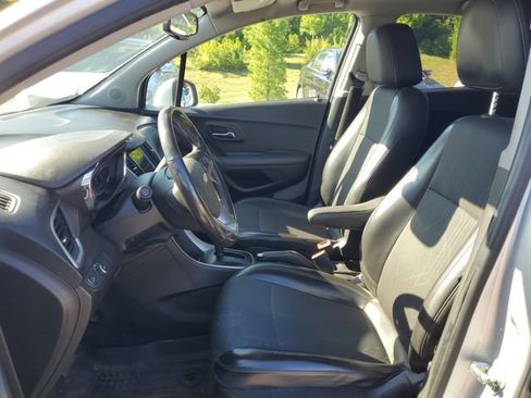 Used 2019 Chevrolet Trax LT w/ LT Convenience Package FWD image 12