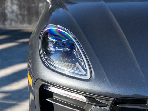 Certified 2025 Porsche Macan image 15