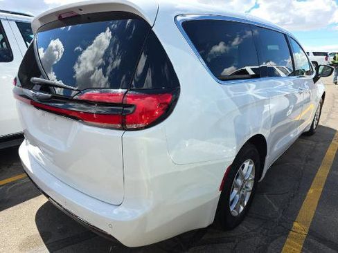 Used 2024 Chrysler Pacifica Touring-L image 5