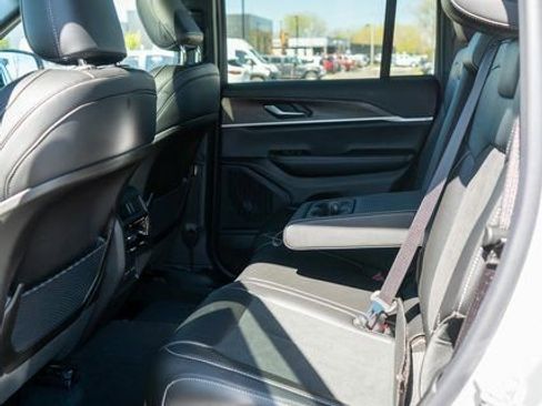 New 2026 Jeep Grand Cherokee Altitude AWD/4WD image 10