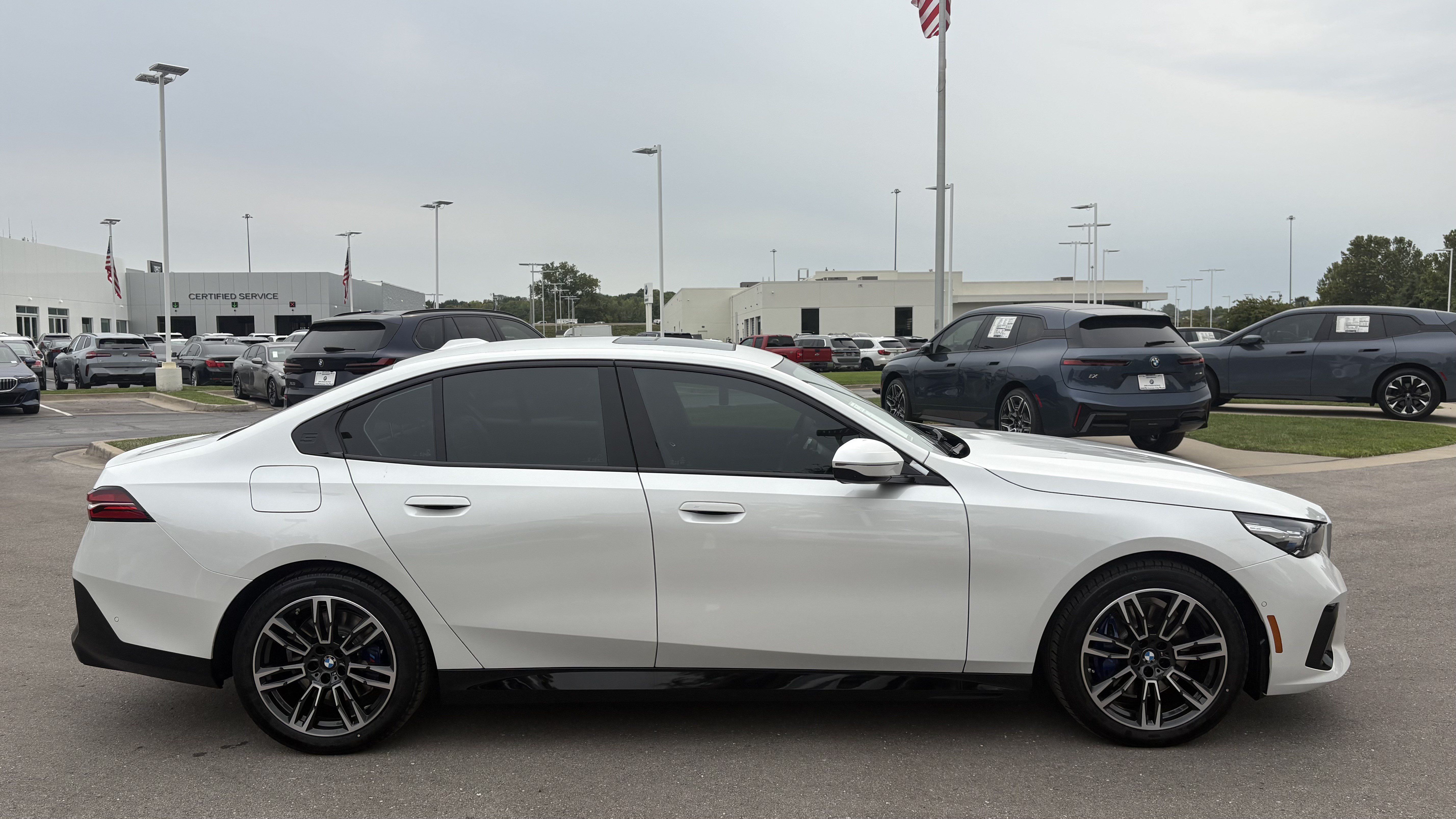 Used 2026 BMW 530i xDrive w/ M Sport Package AWD/4WD image 11