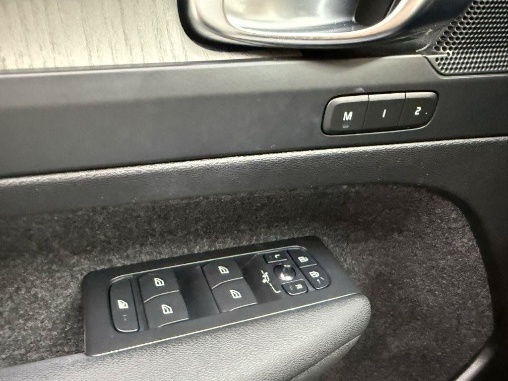 Used 2023 Volvo XC40 B5 Plus AWD/4WD image 12