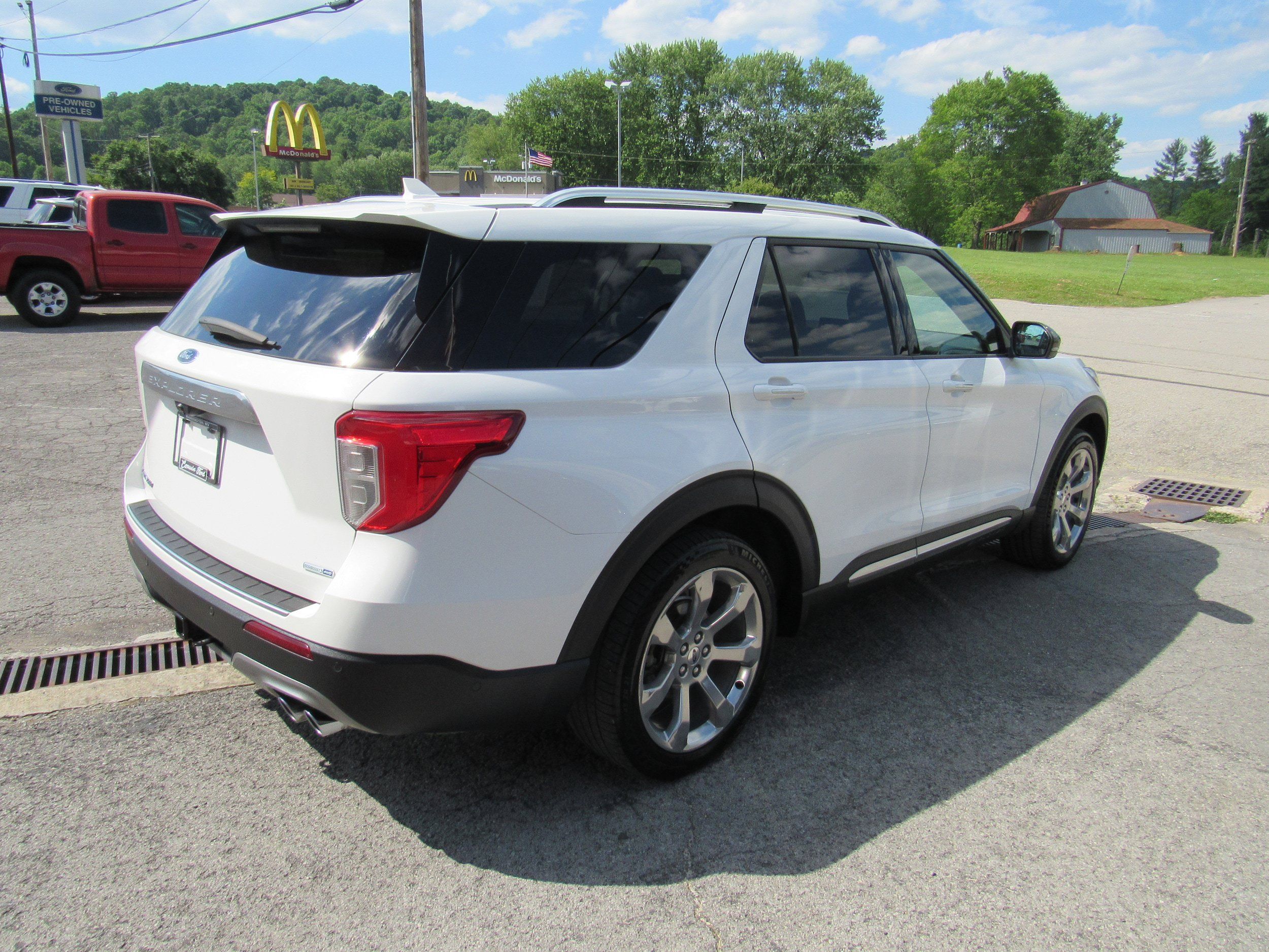 Used 2020 Ford Explorer Platinum w/ Premium Technology Package AWD/4WD image 6