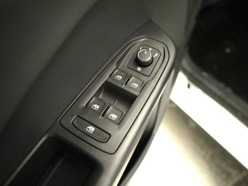 New 2026 Volkswagen Taos SE image 10