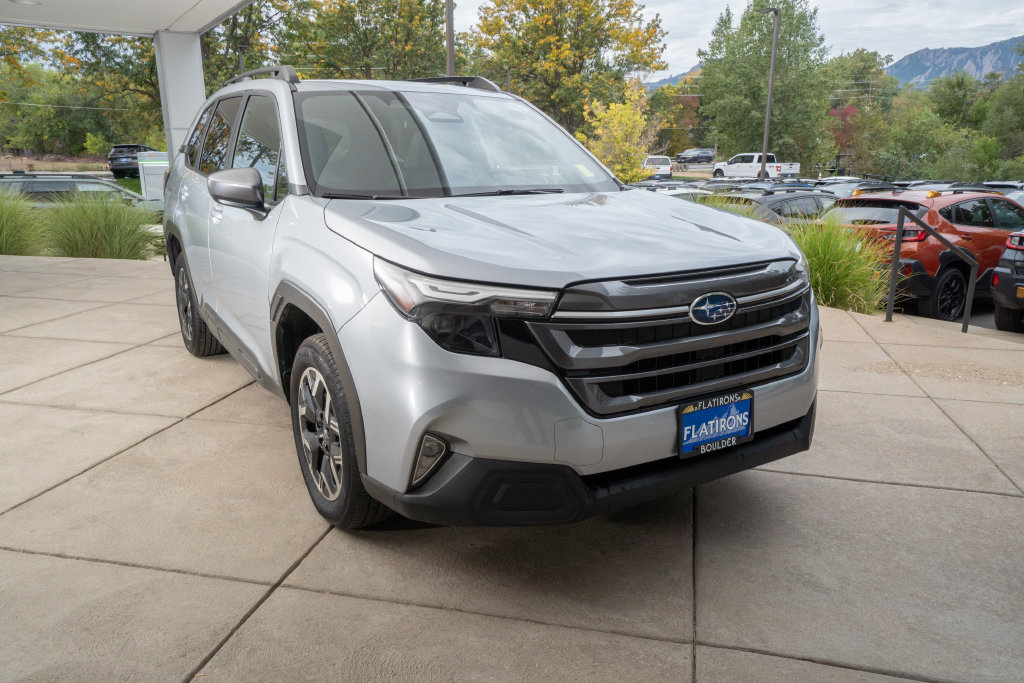 Used 2025 Subaru Forester Premium AWD/4WD image 2