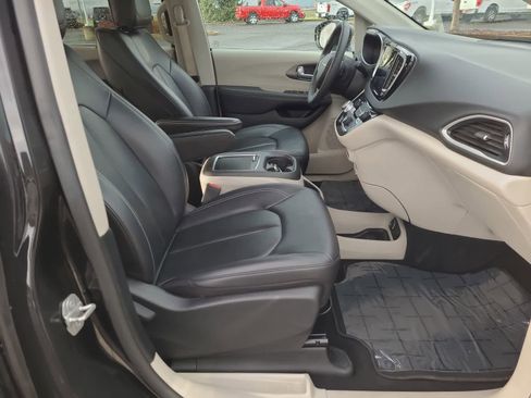 Certified 2024 Chrysler Pacifica Touring-L image 22