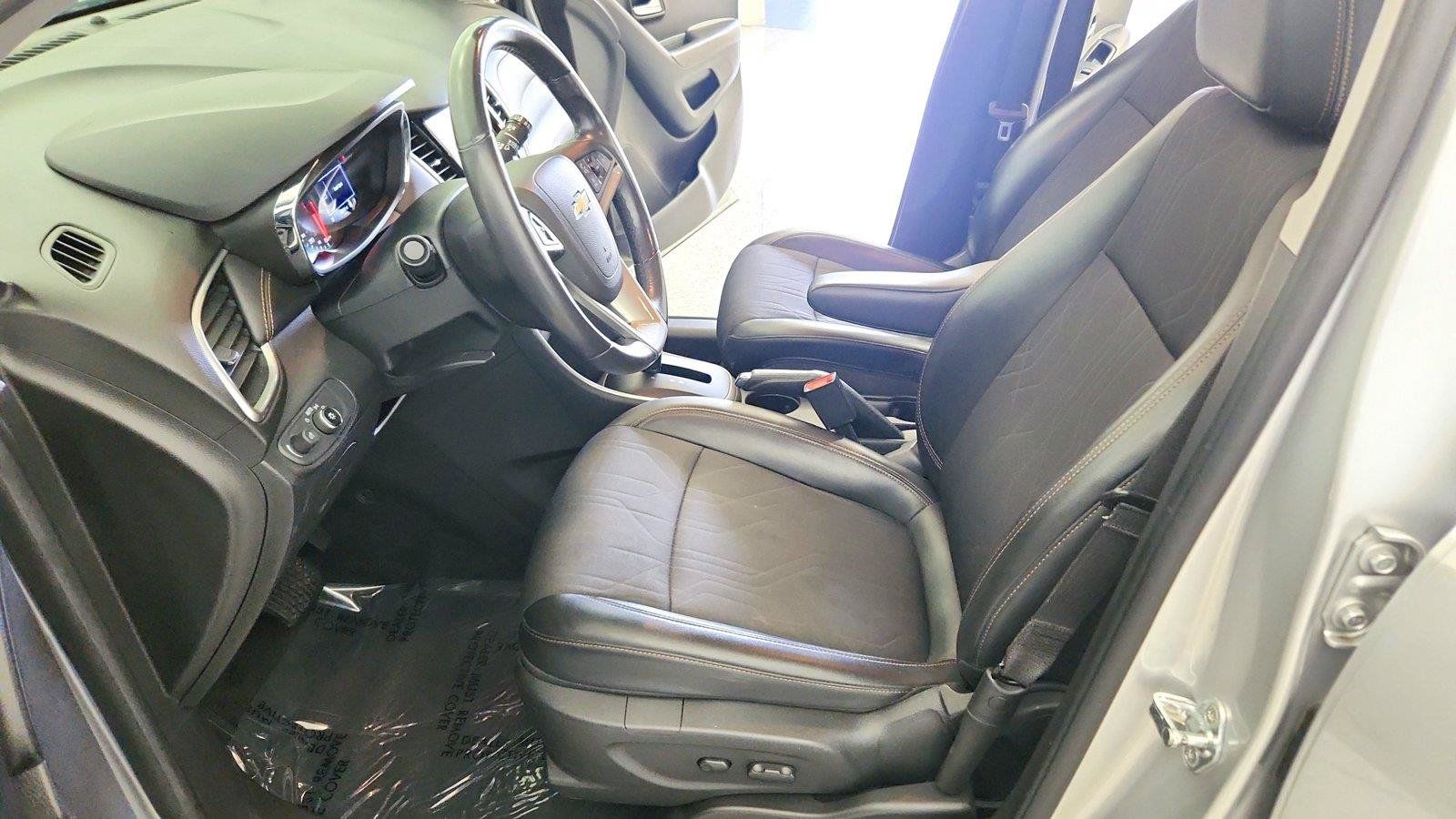 Used 2020 Chevrolet Trax LT w/ LT Convenience Package FWD image 39