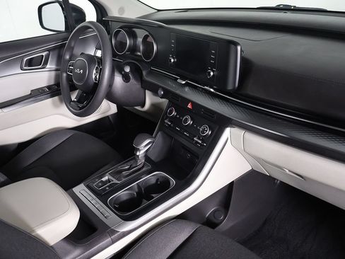 Used 2022 Kia Carnival LX FWD image 24