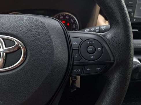 Used 2022 Toyota RAV4 LE AWD/4WD image 17
