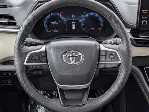 Used 2025 Toyota Sienna Platinum AWD/4WD image 12