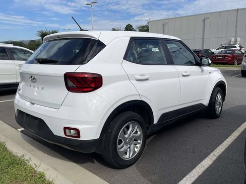 Used 2025 Hyundai Venue SE FWD image 4