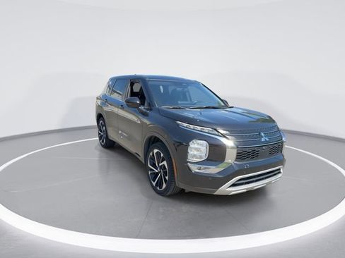 Used 2024 Mitsubishi Outlander AWD image 2