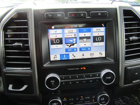 Used 2018 Ford Expedition XLT w/ Equipment Group 202A AWD/4WD image 29