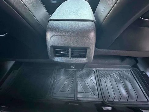 Used 2021 Chevrolet Equinox LT image 18