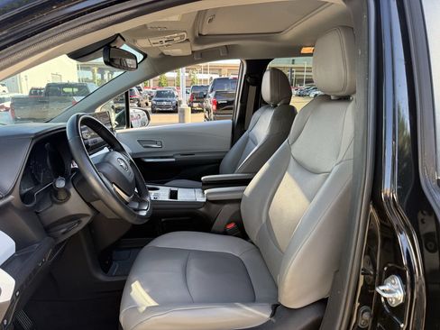 Used 2025 Toyota Sienna XLE FWD image 27