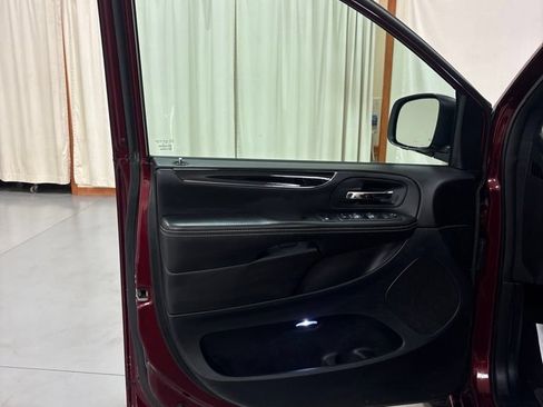 Used 2018 Dodge Grand Caravan SE FWD image 15