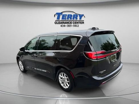 Used 2023 Chrysler Pacifica Touring-L FWD image 4