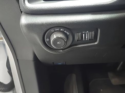 Used 2024 Chrysler Pacifica Limited FWD image 12